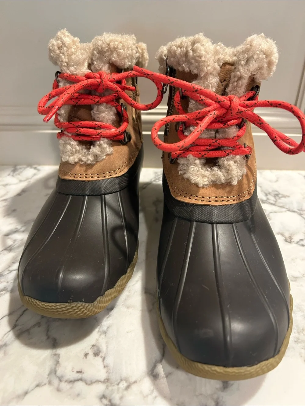 Sperry 9 Saltwater Alpine duck boots, leather, faux-fur lining, & red laces